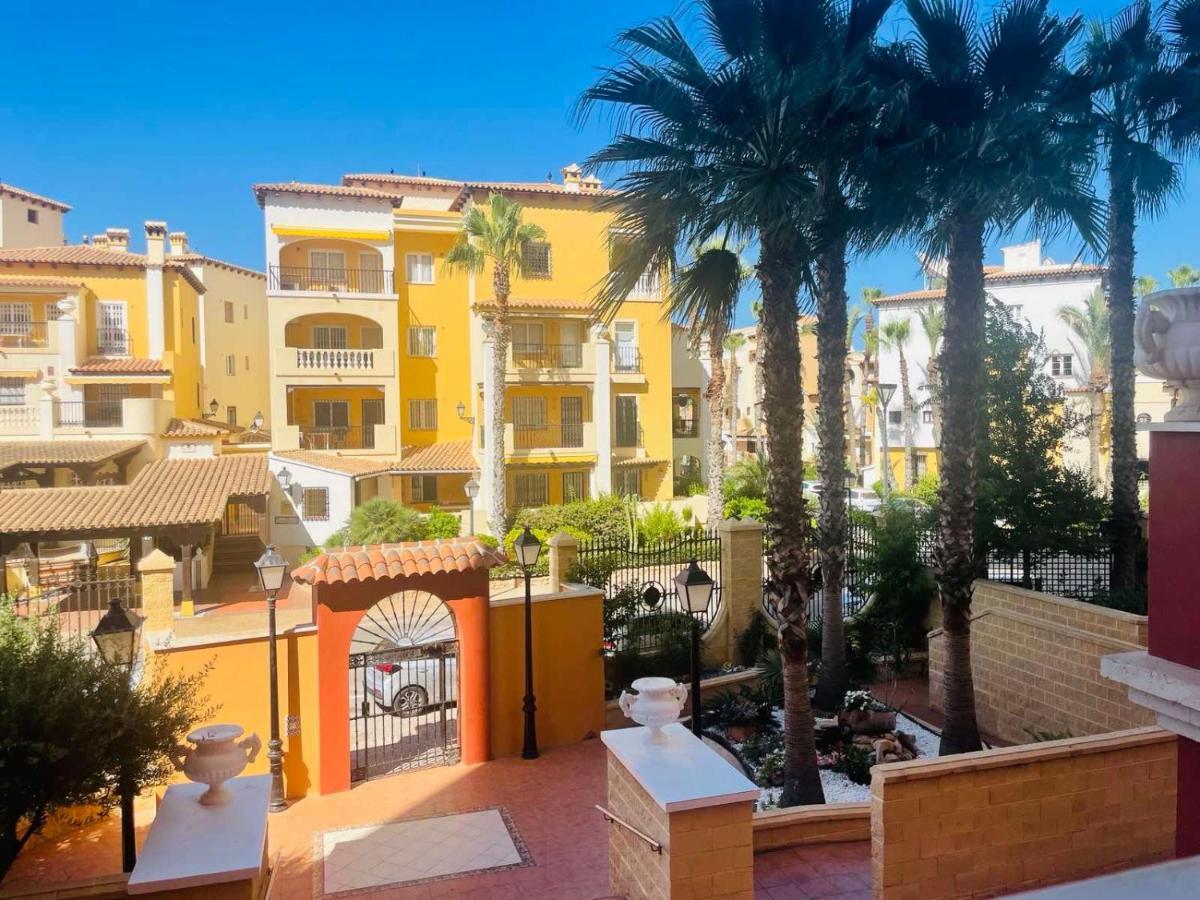 Beach Apartament In Торевиеха Екстериор снимка