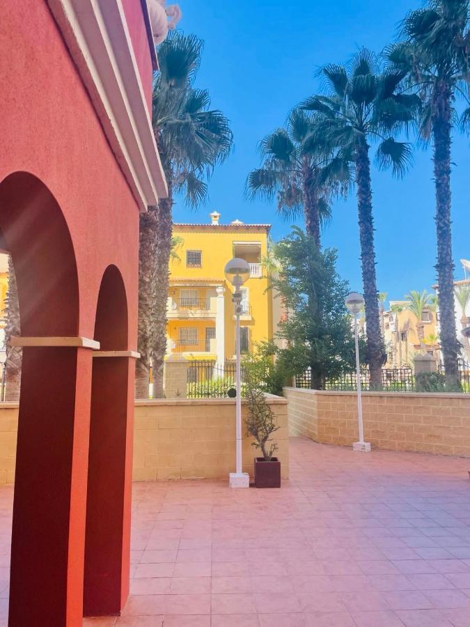 Beach Apartament In Торевиеха Екстериор снимка